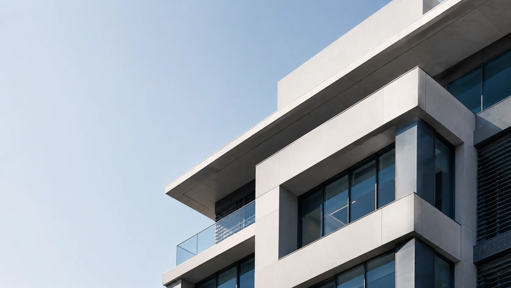Moderner Wohn- und Geschäftsbau mit heller Fassade